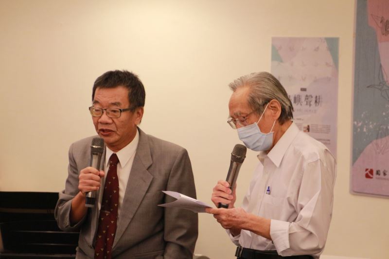 葉光毅老師與蔡焜霖前輩(右)共同合唱五○年代青島東路軍法處看守所內,獄友私下流傳的勵志歌曲《赤旗之歌》