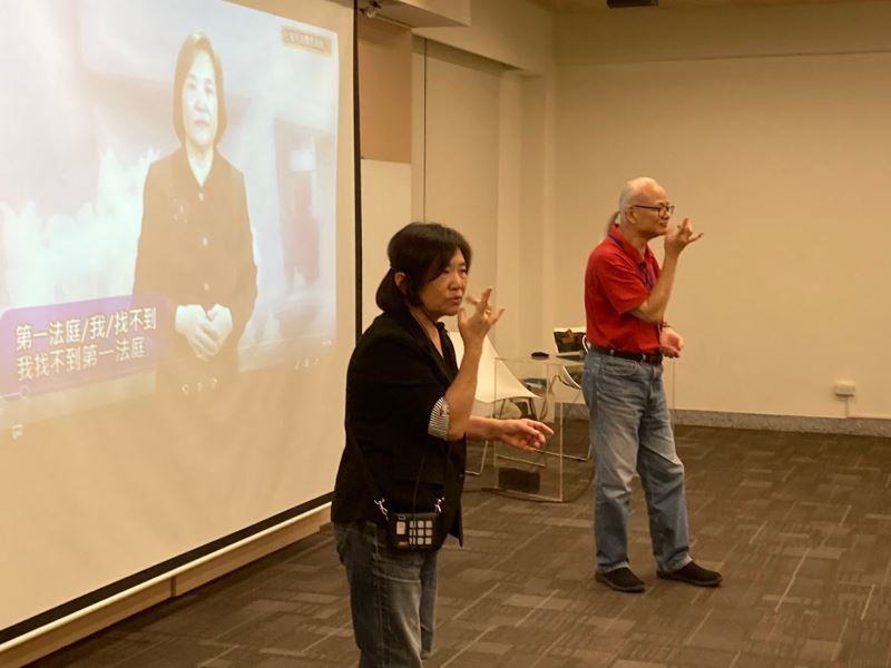 圖2_人權館手語培訓課程邀請資深手語教學研究者丁立芬老師(左)、林中鵬老師共同講授演示