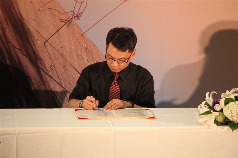王逸群主任與師範大學簽定合作協議書