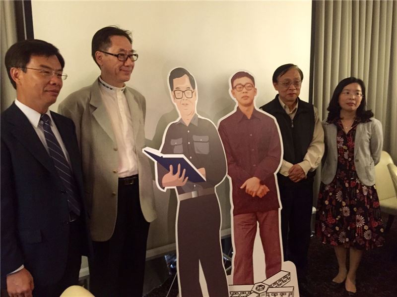 台東縣政府文化處鍾青柏處長(左1)與作家柏楊長公子郭本城先生(左2)、受難者陳欽生先生(右2)、人權館王信惠副主任(右1)合影。