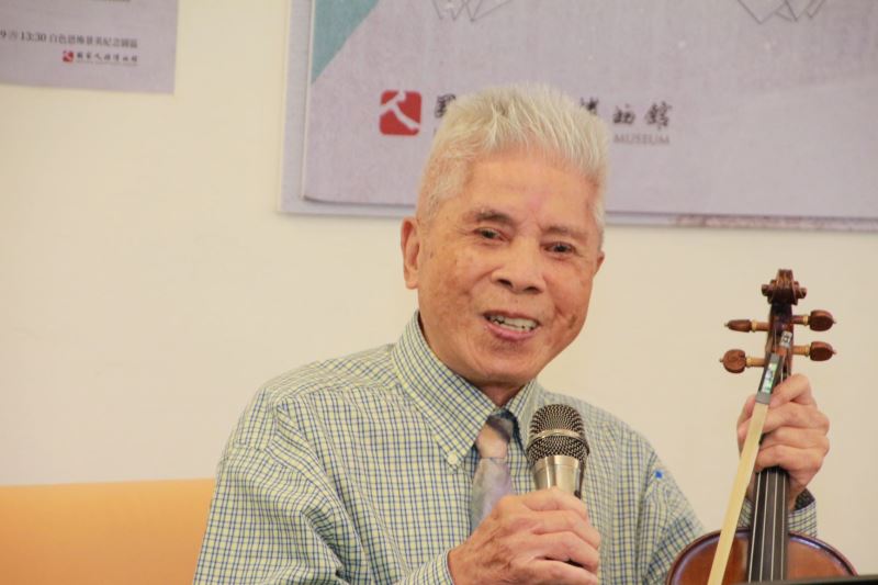 圖2_楊國宇前輩在綠島新生訓導處藉由戲曲琴藝紓解難友們的思鄉之情