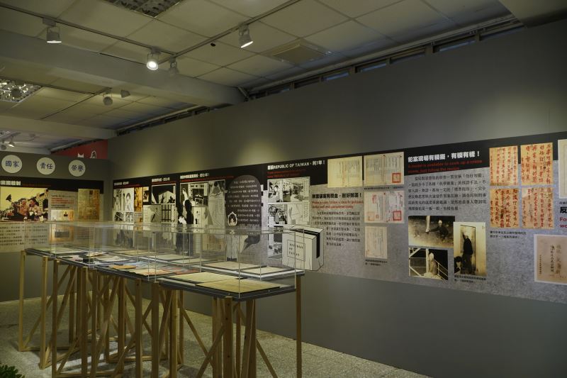 展櫃陳列許多原件文物和檔案卷宗