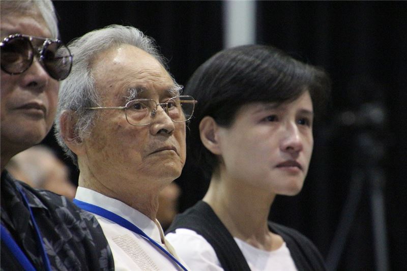 鄭麗君部長觀賞受難者紀錄片時忍不住眼眶泛紅。左為政治受難者蔡寬裕、劉辰旦。