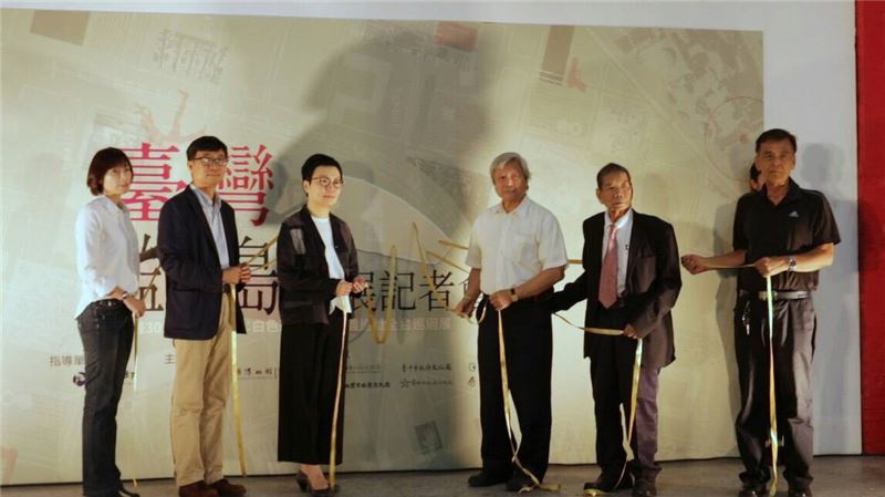 4.(由右至左)高雄文化局林尚瑛副局長, 人權館籌備處陳俊宏主任,文化部丁次長曉菁,政治受難者劉辰旦, 楊金海,陳深景前輩共同啟動開展儀式