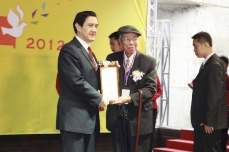馬英九總統頒發感謝狀予陳孟和先生