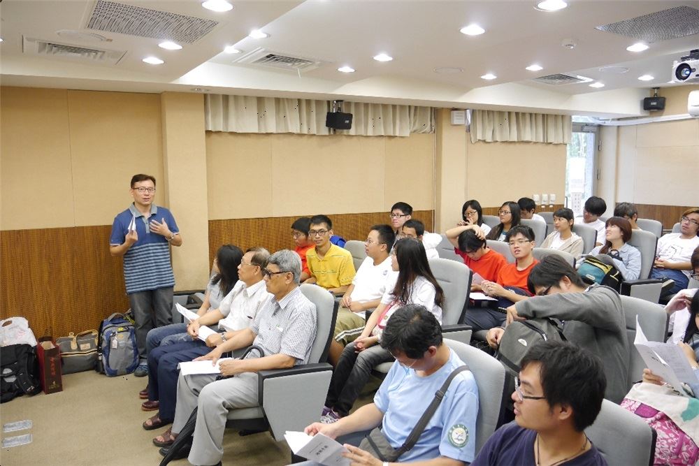 東華大學陳進金主任向修課學生說明本次實地培訓課程內容規劃