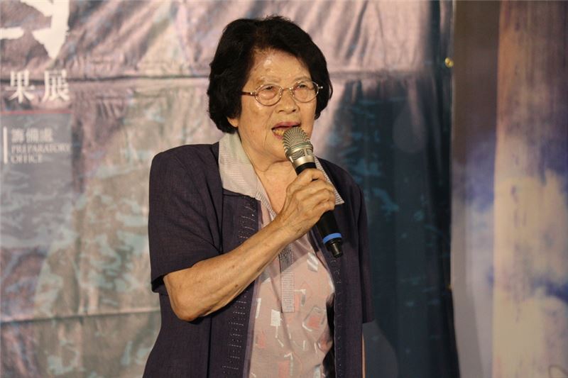 受難者家屬馮守娥,本身也是受難者於開幕記者會演唱「別讓它遭災害」