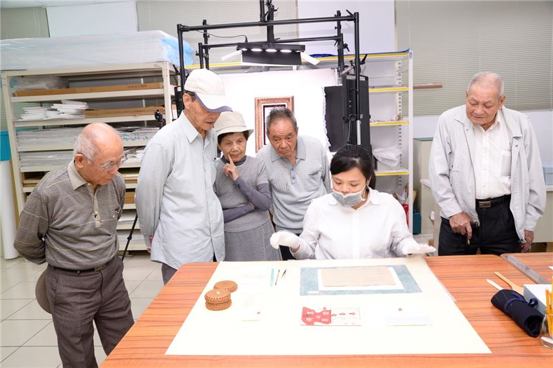 政治受難者左起王文清,陳文質與夫人謝嬌,高文章,蘇玉鑑參觀本處典藏室