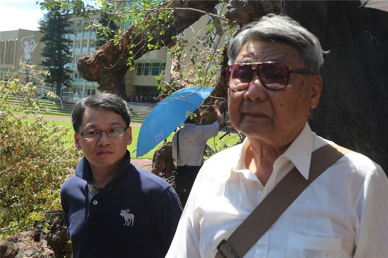 受難者前輩郭振純(右)於金龜樹下憶起難友丁窈窕女士仍難掩哀思