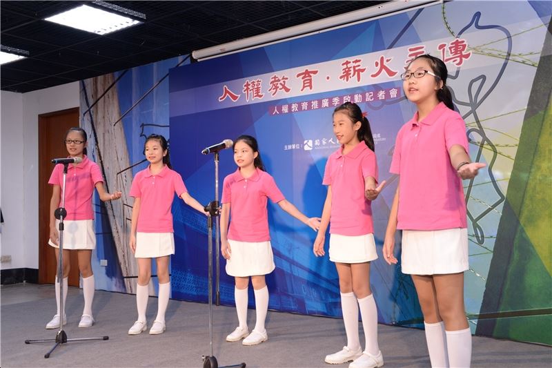 新北市大豐國小合唱團獻唱感恩的心給政治受難者前輩