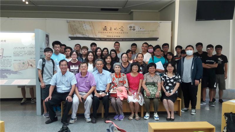 人權館謝組長(前排左一)與政治受難者黃溫恭家屬黃阿枝(前排中間)、張瓊文女(前排右二)士、黃春蘭教授(前排右三)、海科大參與座談會學生合影。