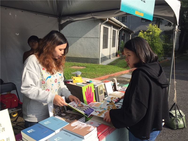 以蔡焜霖前輩受難故事改編的繪本《愛唱歌的小熊》廣受讀者們青睞