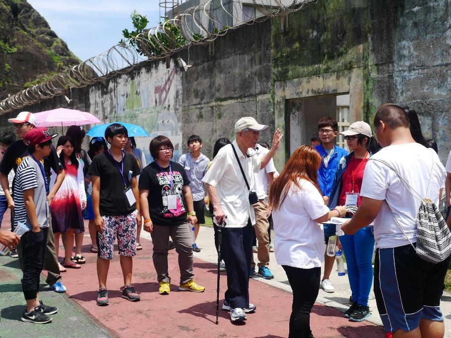 政治受難者韓佐樑前輩為學員解說國防部綠島感訓監獄發展歷史