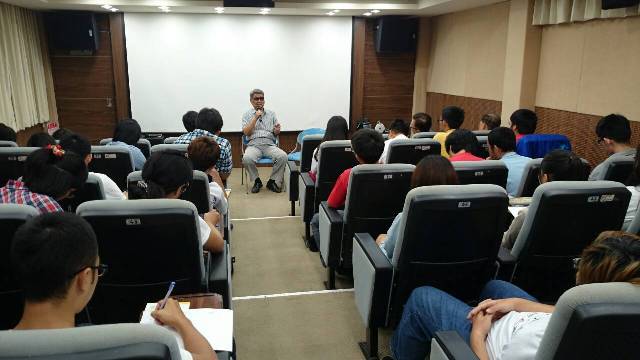 受難者郭振純前輩向學生分享自身受難歷程,並接受學生提問。