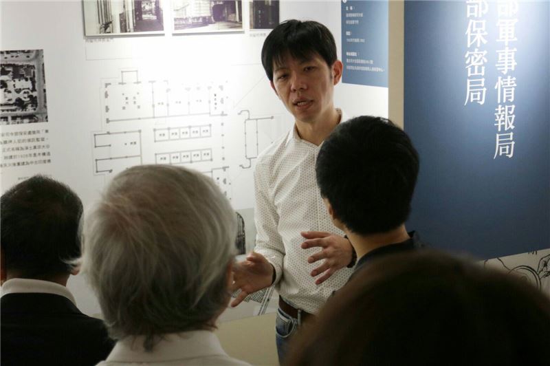 2.策展人張維修向來賓解說導覽特展內容