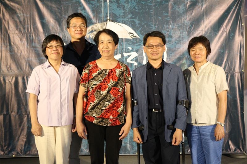 人權館王主任逸群與「獄外之囚」口訪團隊許雪姬(左一)、曾品滄(後排)、楊麗祝(前右一)及獄中文物捐贈者受難者家屬蔡麗金合影