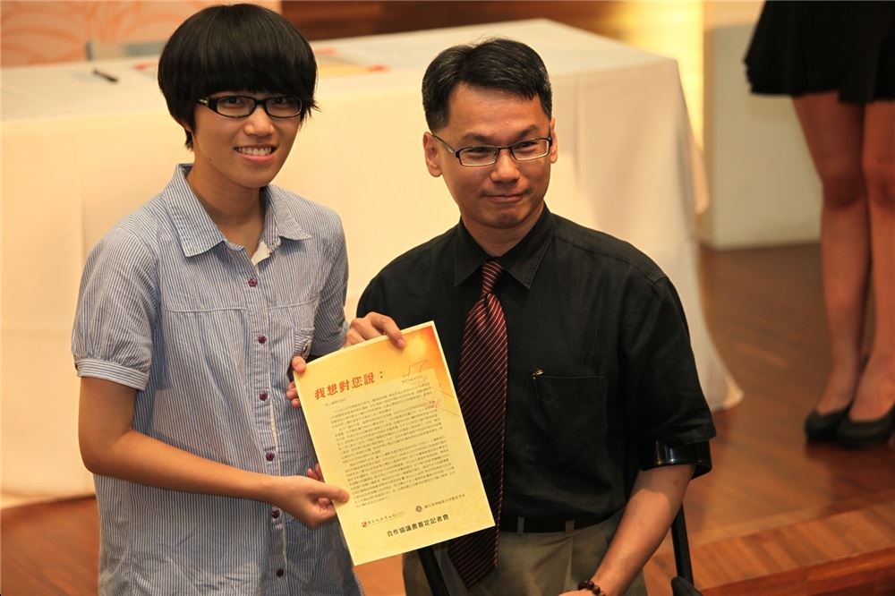 籌備處王逸群主任(右)接受師大歷史學系何瑋瑄同學(左)贈予之心得感言