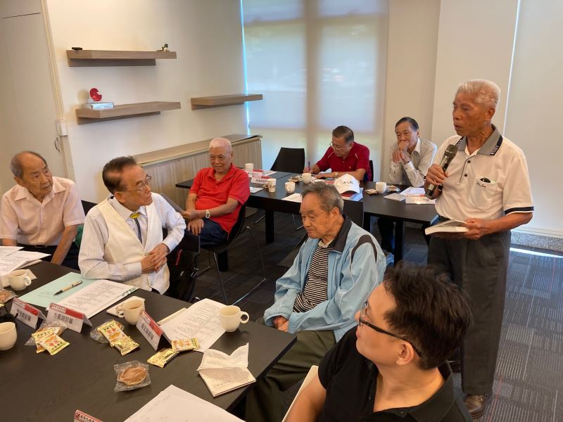 圖1_受難者前輩方振淵(前排中)、高文章(前排右)、楊國宇(站立者)將以見證者身份還原50年代白恐不義遺址裡的受難遭遇