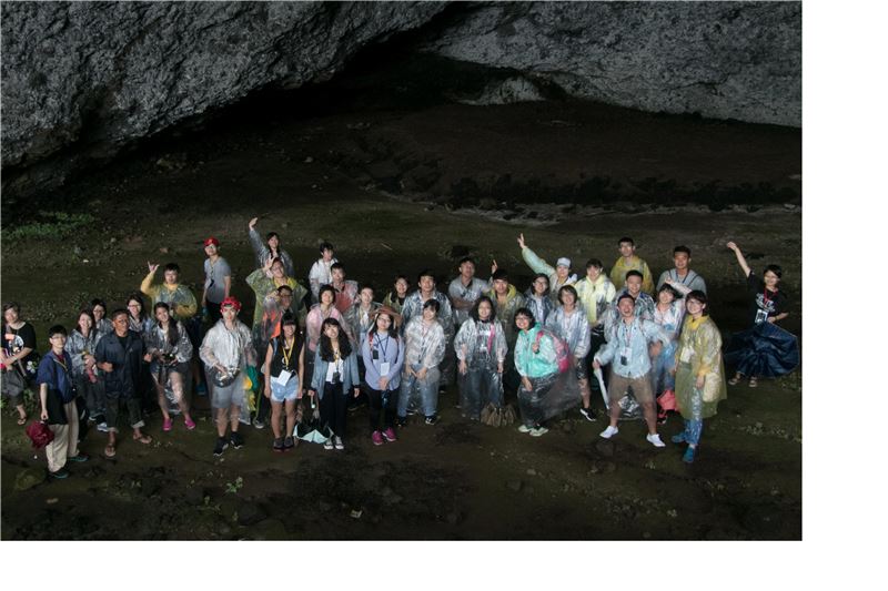 圖說一:學員不畏風雨前往燕子洞,認識綠島特殊風土。