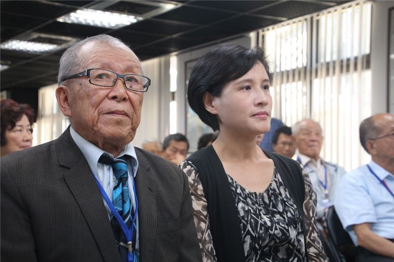 鄭麗君部長感念白恐受難者前輩們對臺灣民主自由的犧牲貢獻,面對受難者致詞時幾度哽咽。鄭部長希望藉由推動轉型正義與成立人權館,還原歷史真相,彰顯人權公義的價值。(圖左為蘇友鵬醫師)