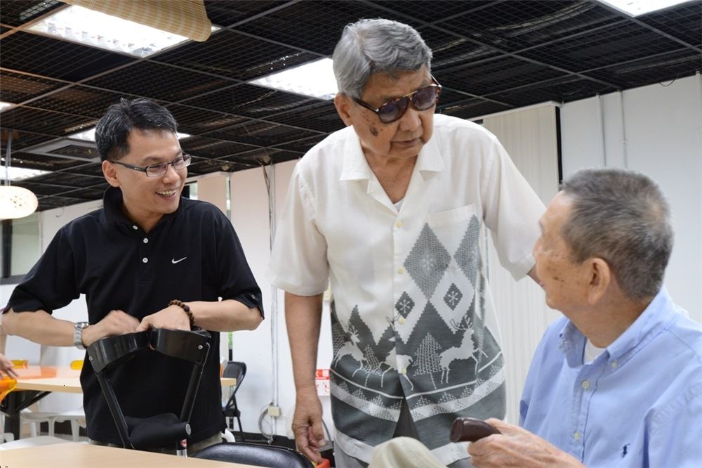 政治受難者林麗南(右)、郭振純(中)與王逸群主任