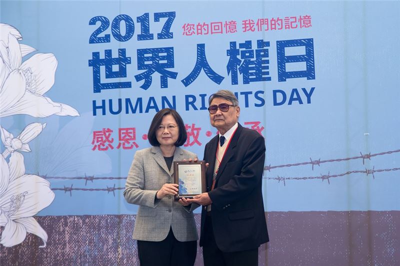 總統頒發文物捐贈感謝狀予受難者前輩郭振純先生