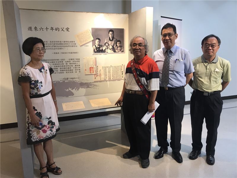 文化處處長吳錦發(右三)、人權館杜劍鋒編審(右二)、高樹振興國小校長(右一)、黃春蘭教授於黃溫恭遺書前合影