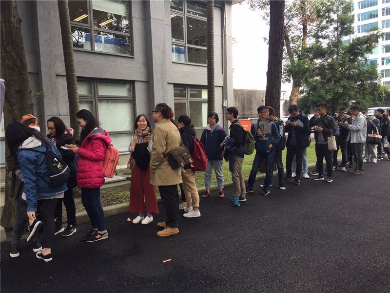 預先報名活動的青年學子排隊等待進入參加跨世代對談活動