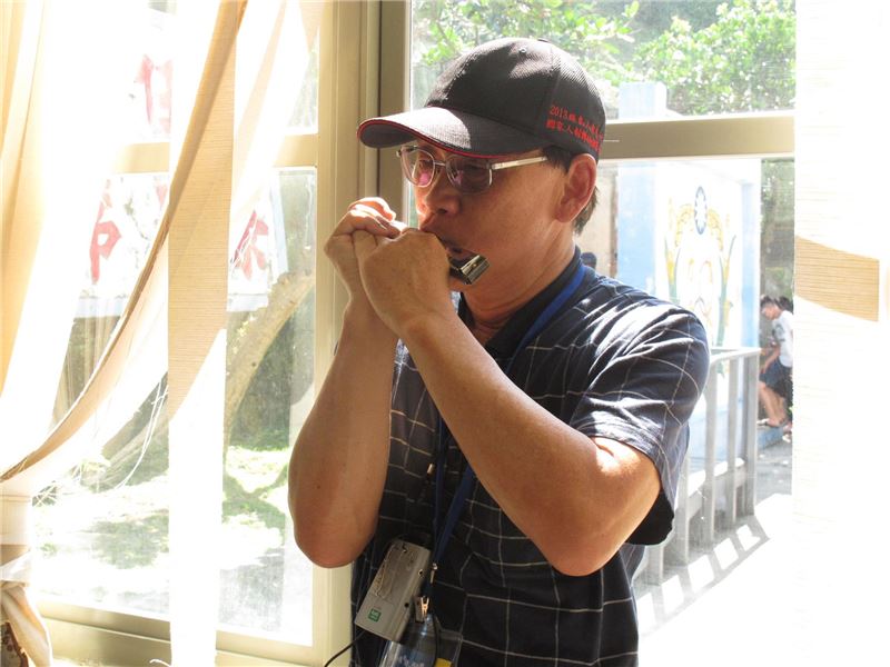 陳欽生前輩在面會室,述說在綠島監禁時,與母親相見卻無法言語的傷痛, 並以口琴吹奏「母親您在何方」,學員動容。