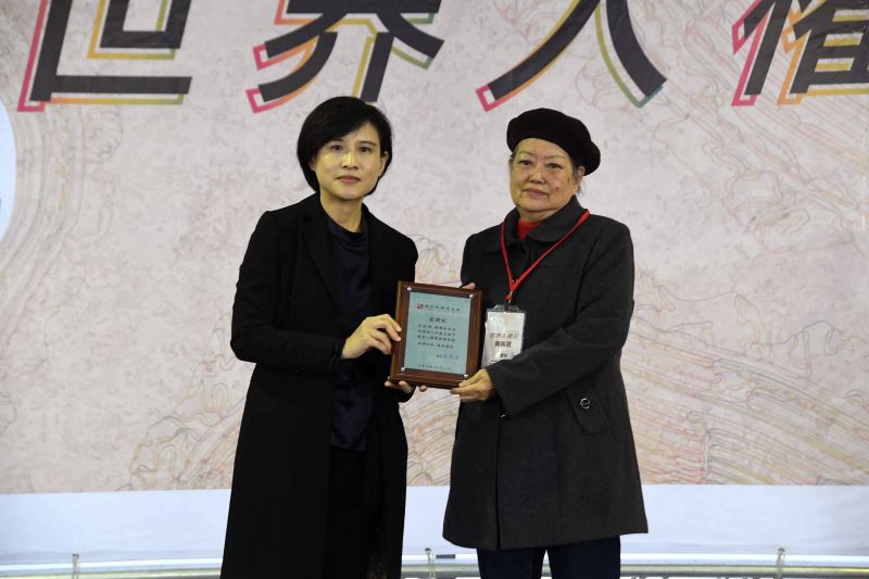 文化部長鄭麗君(左)頒發文物捐贈感謝狀予林黎彩女士(右)
