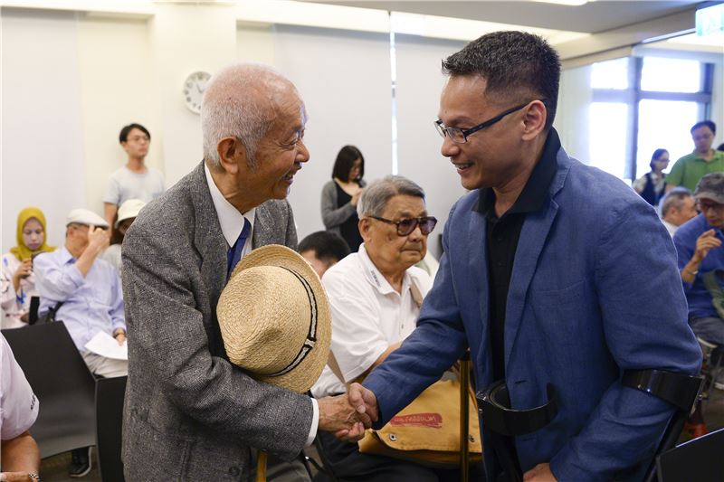 政治受難者吳鍾靈(左)與國家人權博物館籌備處王逸群主任(右)