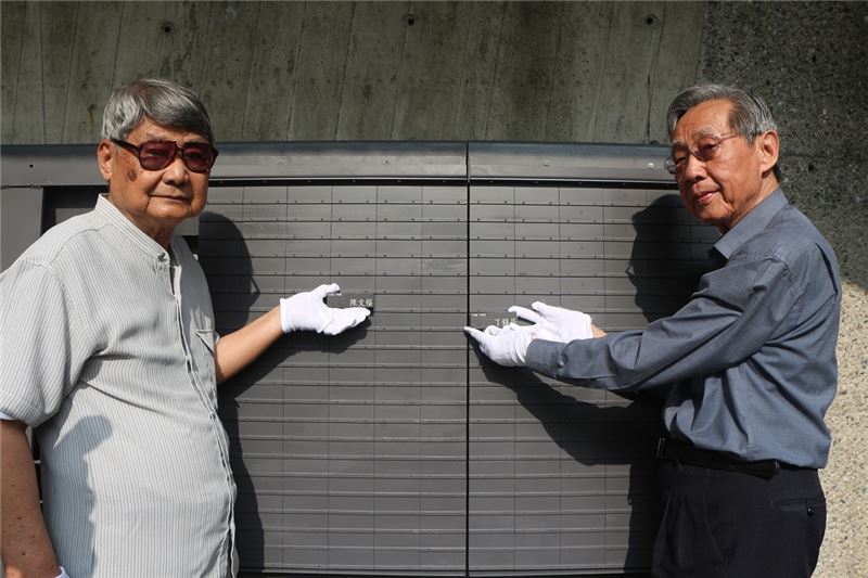 與會最年長受難者郭振純(左)、蔡焜霖代表率先進行上碑儀式