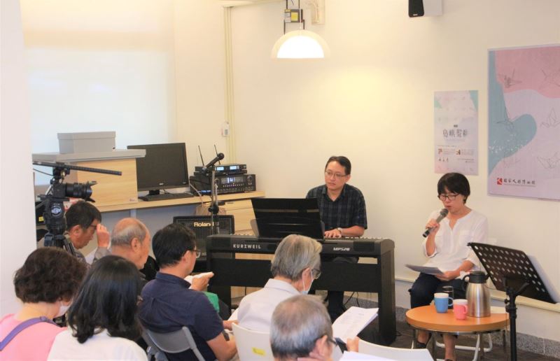 島嶼聲耕首場音樂工作坊「血染的縫線」,由受難者家屬藉由一首首歌曲緬懷逝去的親人