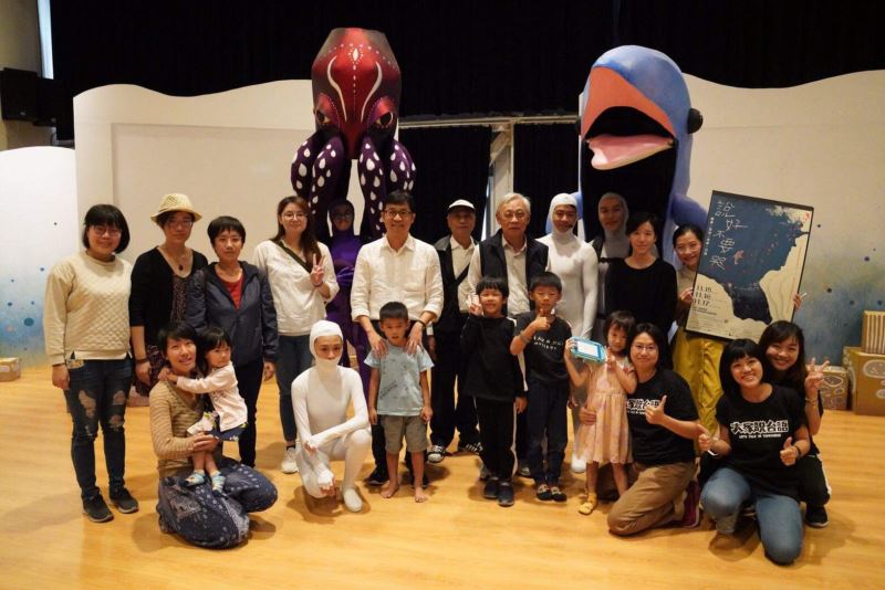 人權館陳俊宏館長(後排左六)、政治受難者陳欽生(後排右五)與兒童劇《說好不要哭》演員及親子民眾全體合照