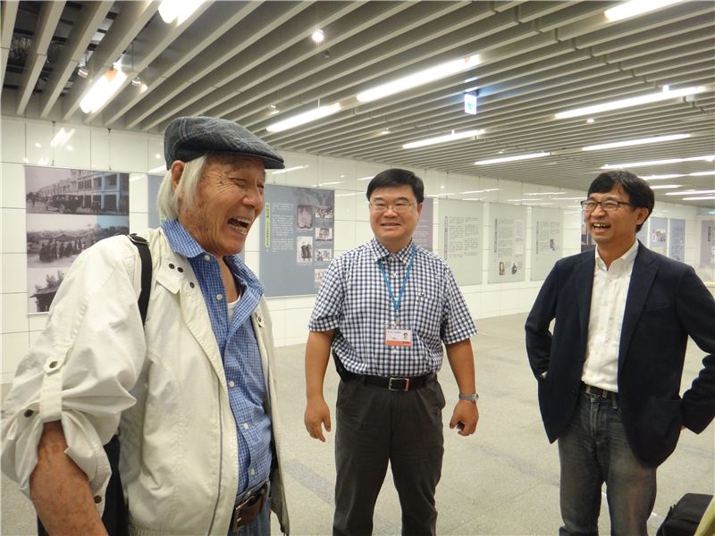 2人權影展臺中場次與會貴賓,由左至右分別為政治受難者鍾逸人先生、國立公共資訊圖書館賴忠勤副館長、人博館籌備處陳俊宏主任。