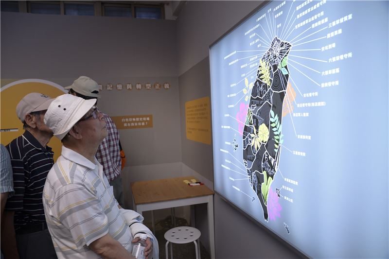 政治受難者參訪臺灣監獄島不義遺址特展,觀看全臺各地不義遺址地點標示。