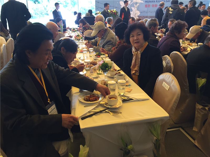 受難者前輩及家屬郭家瑜(左)、藍芸若、各界貴賓等150人於人權日活動齊聚一堂