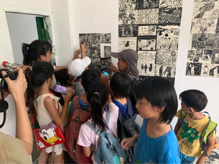 高雄橋頭糖廠小朋友觀看安魂工作坊中自己的畫作