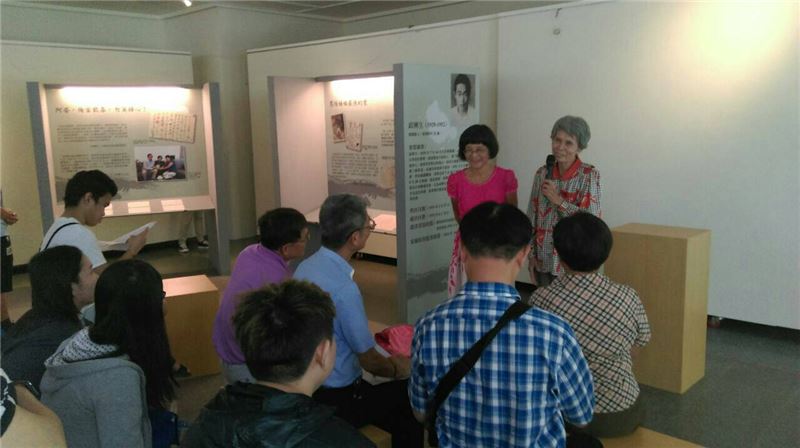 黃溫恭醫師妹妹黃阿枝女士致詞。