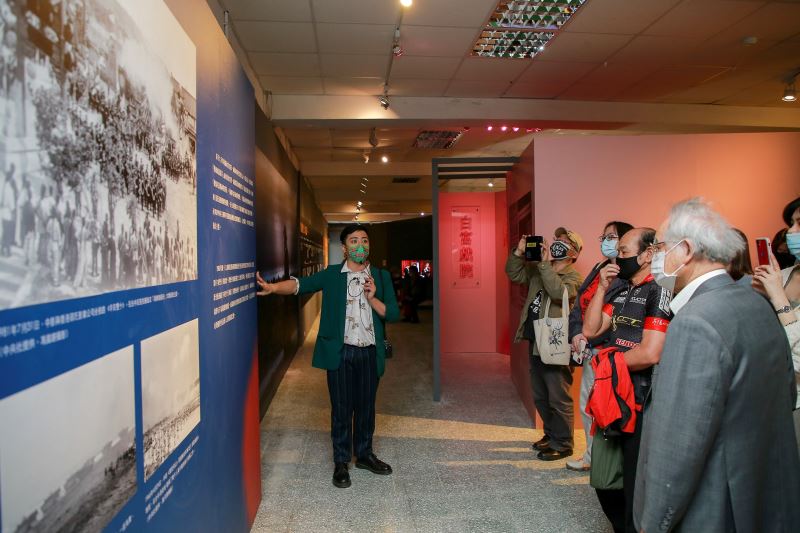 策展人蘇致亨為與會貴賓導覽「剪出來的電影史:戰後電影審查特展」