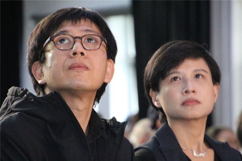 陳孟和前輩之子陳柏均先生(左)