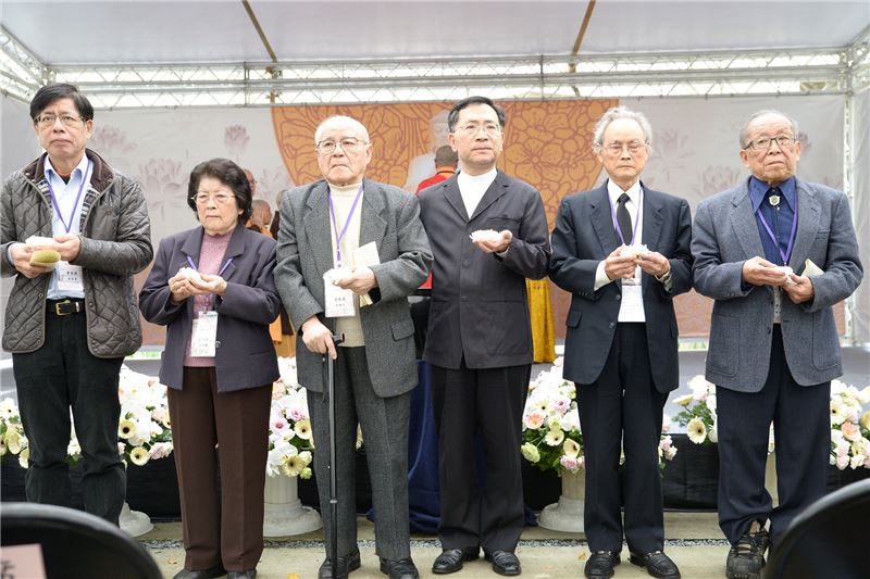 文化部蔡次長與政治受難者獻花追思,右起政治受難者蘇友鵬、蔡寬裕前輩、文化部次長蔡炳坤、政治受難者陳明忠、馮守娥、蔡裕榮前輩