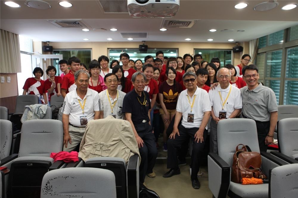 圖說6:籌備處主任王逸群(右前一)與受難者前輩(左起簡中生先生、陳欽生先生、蔡焜霖先生、郭振純先生、王文清先生)及學員合影。