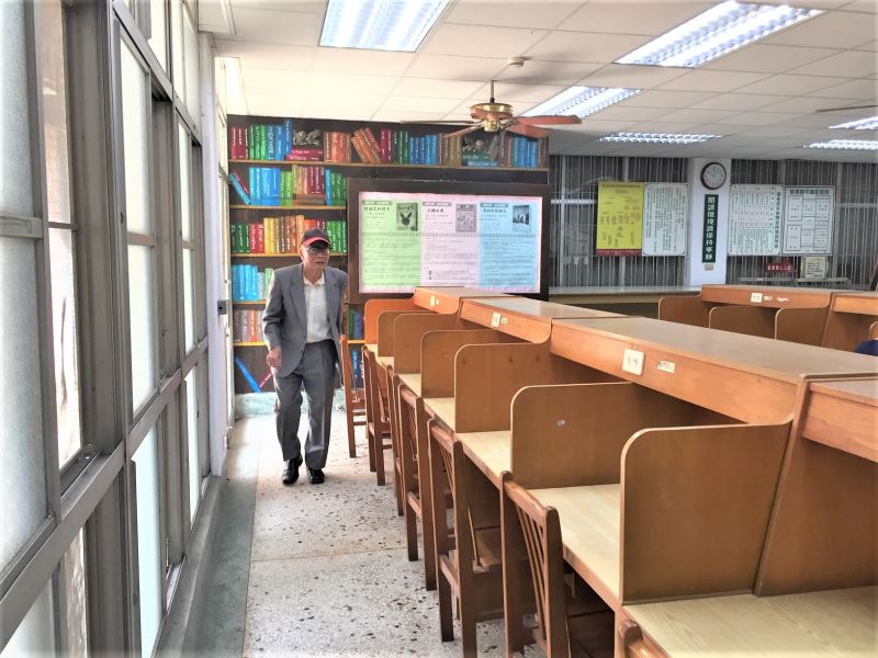 受難者前輩葉盛吉之子葉光毅老師重返他父親當年遭特務逮捕的潮州瘧疾研究所原址