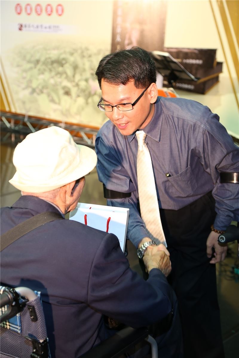 籌備處王逸群主任向出席的政治受難者陳孟和先生致意