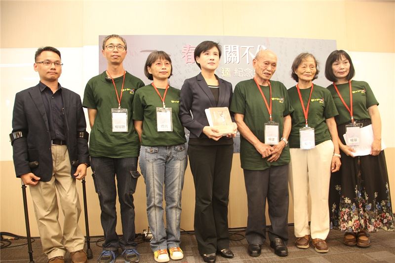 楊逵家屬與文化部長鄭麗君(中)、人權館籌備處主任王逸群(左)合影。