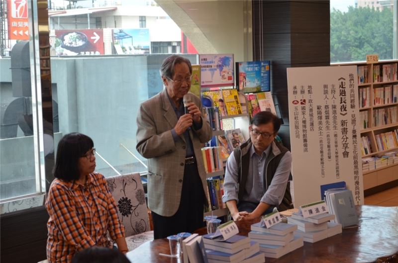 受難者蔡焜霖前輩(中)向讀者分享他的生命故事