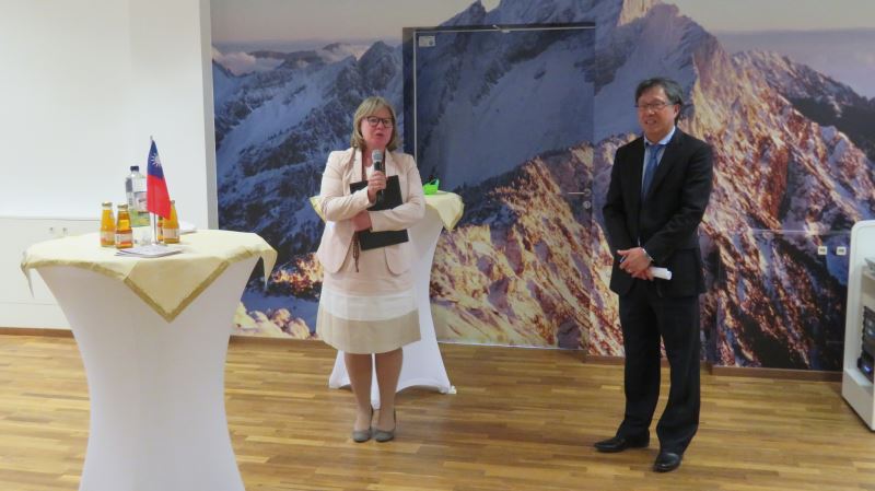 聯邦處理東德獨裁政權基金會執行長卡明斯基(左)致詞