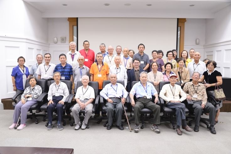 王主任與受難者前輩合影