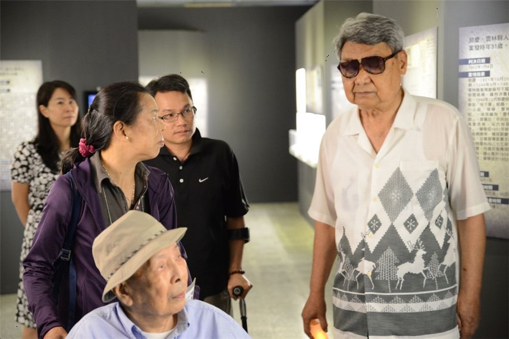 政治受難者林麗南(前)在郭振純先生(右)、王逸群主任(中)的陪同下,參觀「遲來的愛-政治受難者遺書特展」